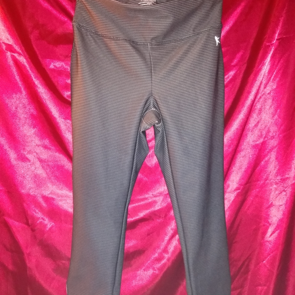 Danskin Now Capri jogging pants